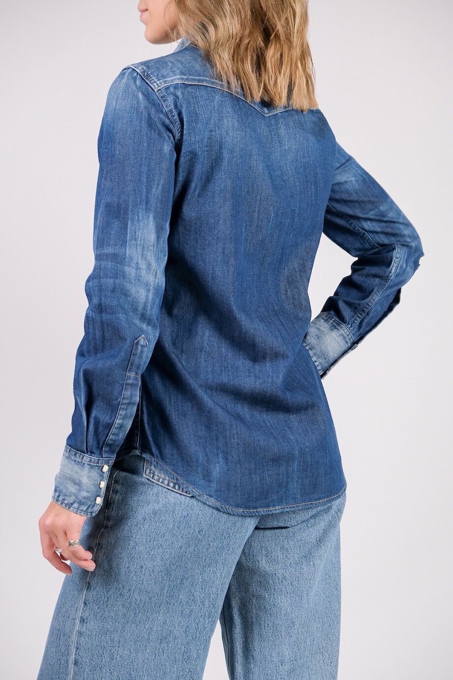 image 3 Джинсовая рубашка темно-синего цвета