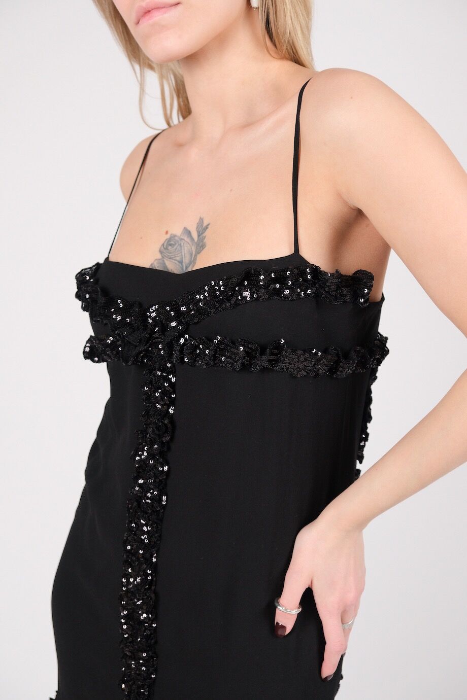 image 4 Шелковое платье черного цвета с воланами из пайеток
