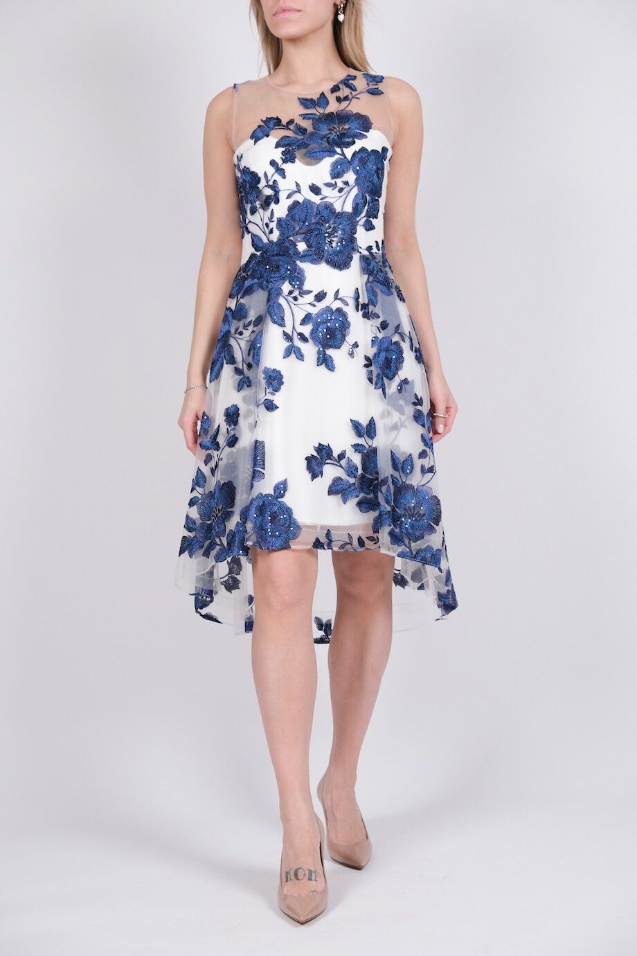 image 1 Платье белого цвета с синей цветочной вышивкой