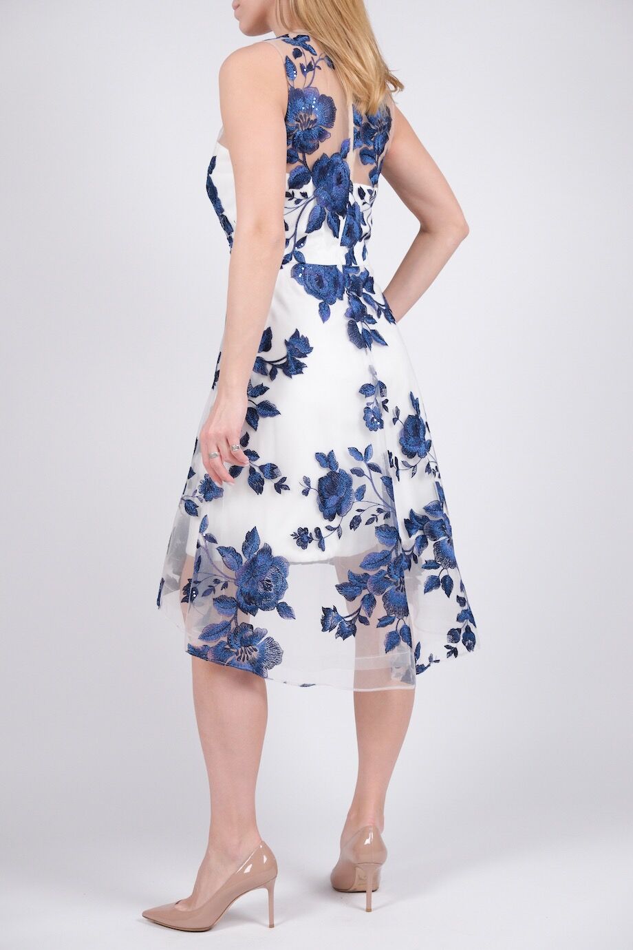 image 3 Платье белого цвета с синей цветочной вышивкой