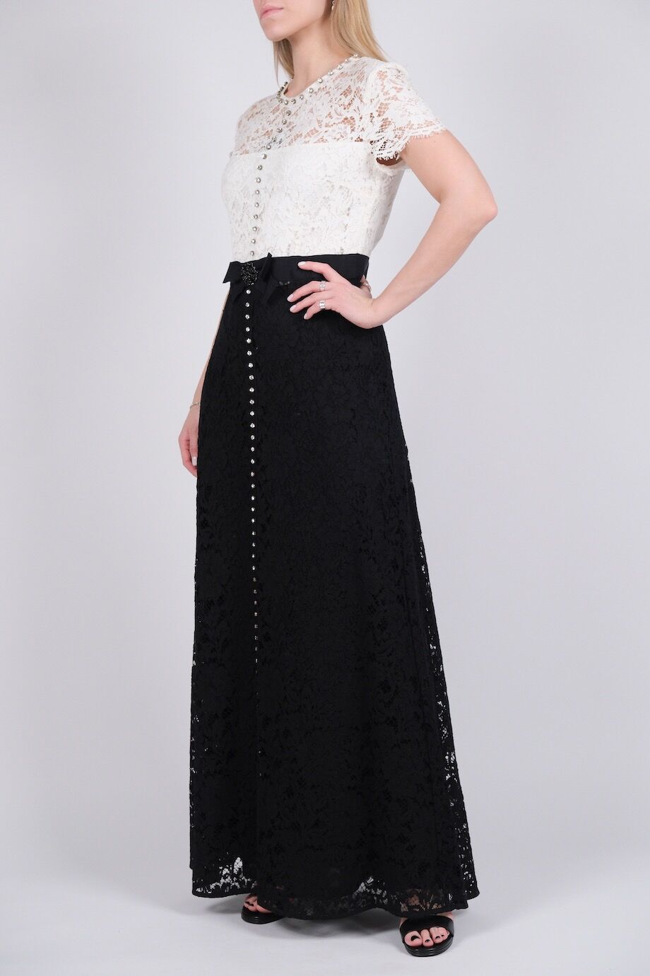 image 2 Платье кружевное черно-белого цвета с декором