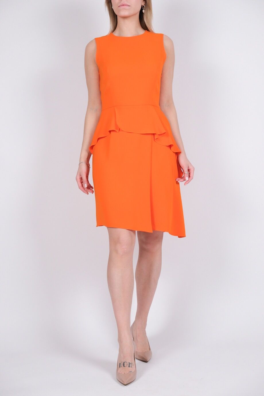 image 1 Шелковое платье-футляр оранжевого цвета с воланами