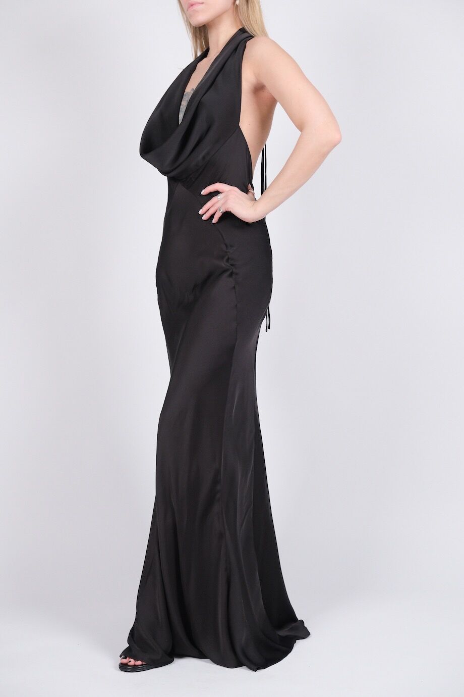 image 2 Платье черного цвета с глубоким декольте