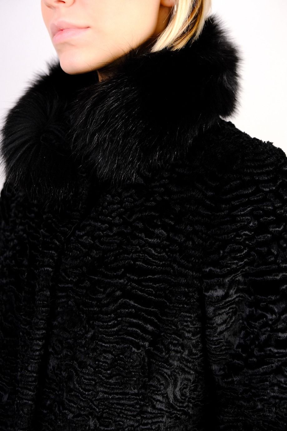 image 4 Пальто черного цвета с меховым воротником