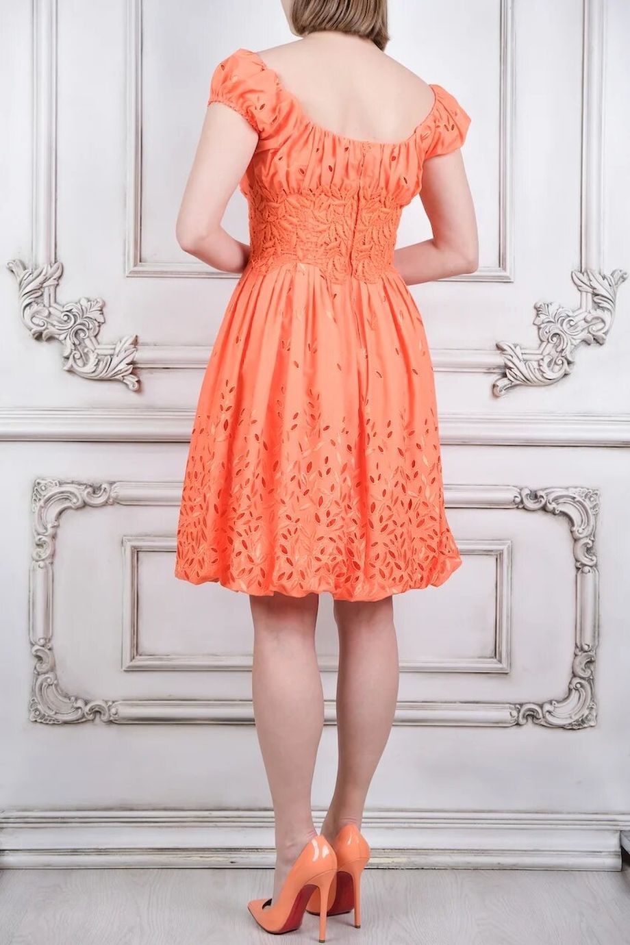 image 3 Платье  оранжевого цвета с перфорацией