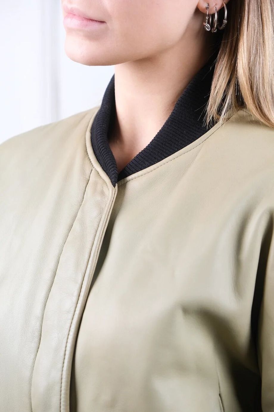 image 4 Кожаная куртка оливкового цвета