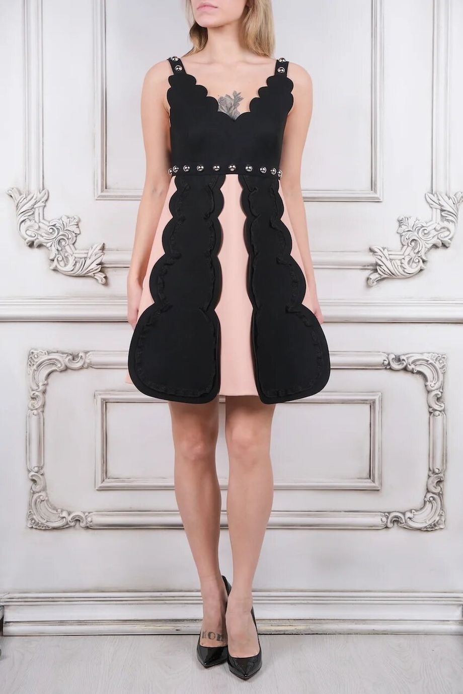 image 1 Платье пудрового цвета с черными вставками