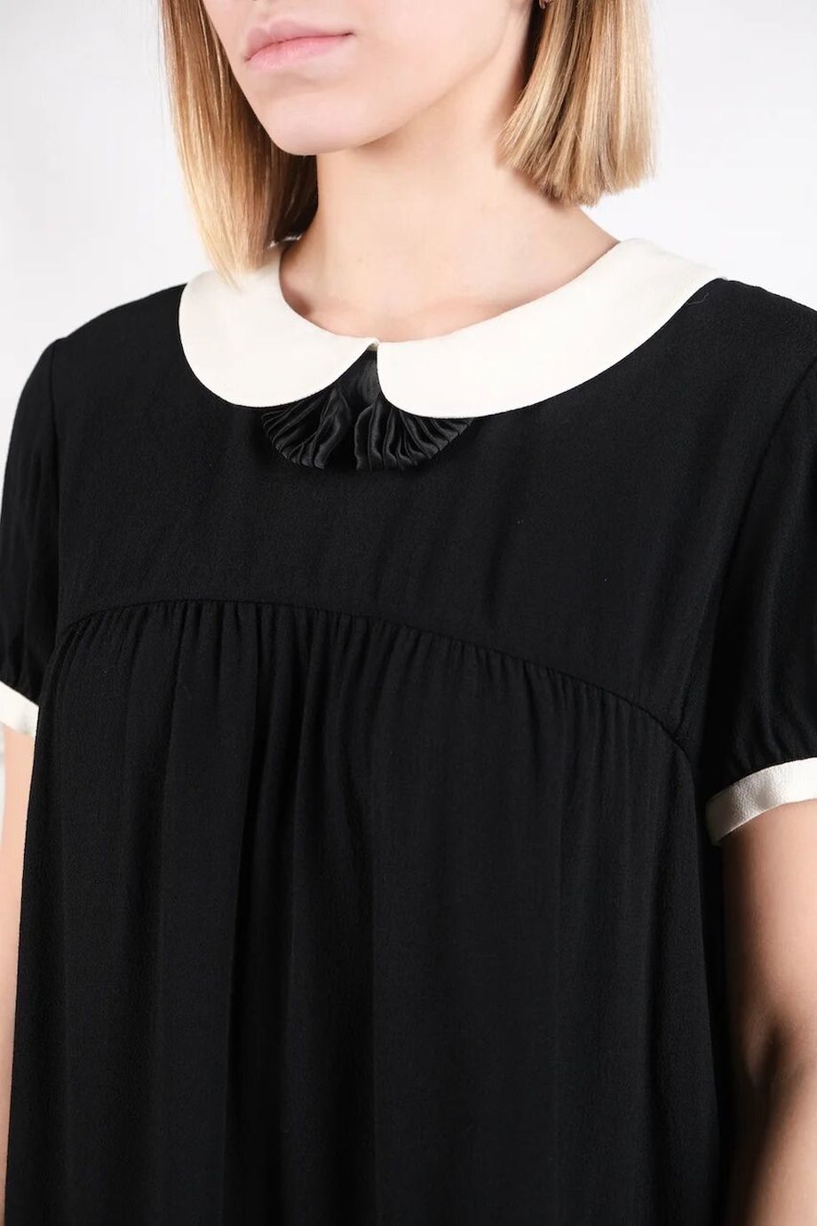 image 2 Платье черного цвета с коротким рукавом с белым воротничком
