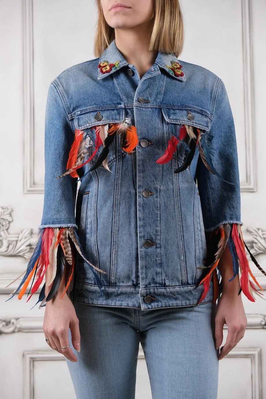 image 1 Джинсовая куртка декорированная перьями