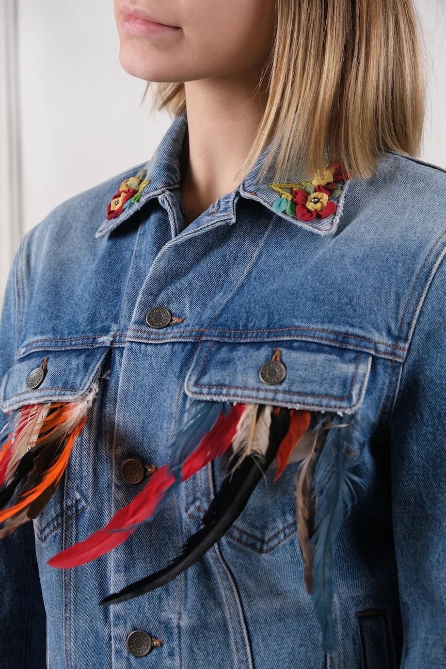 image 4 Джинсовая куртка декорированная перьями