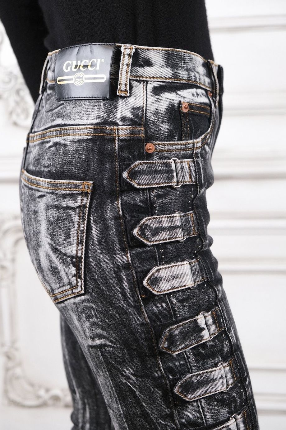 image 5 Серые джинсы с ремнями