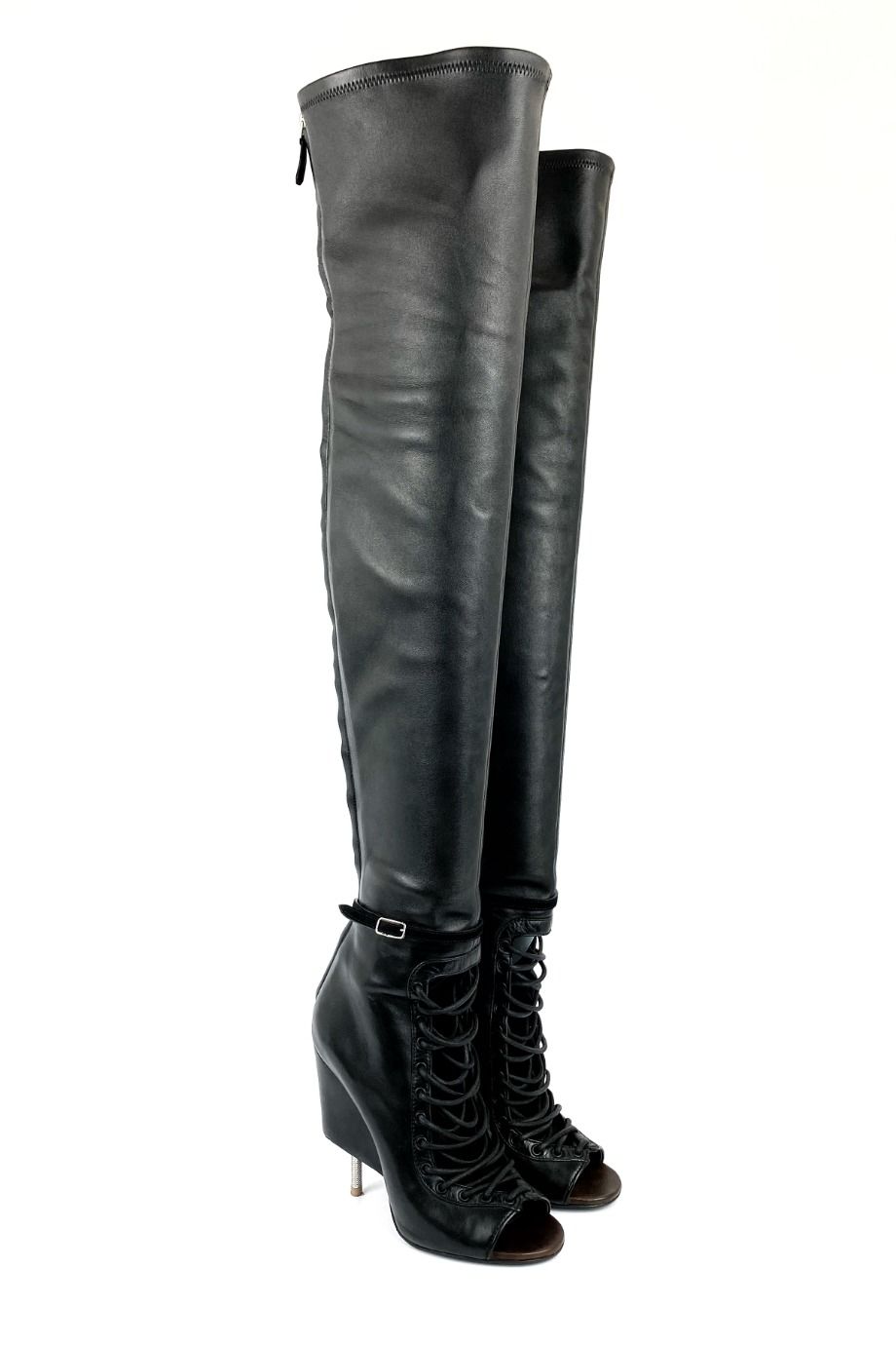 image 1 Ботфорты на шнуровке c открытым носиком черного цвета