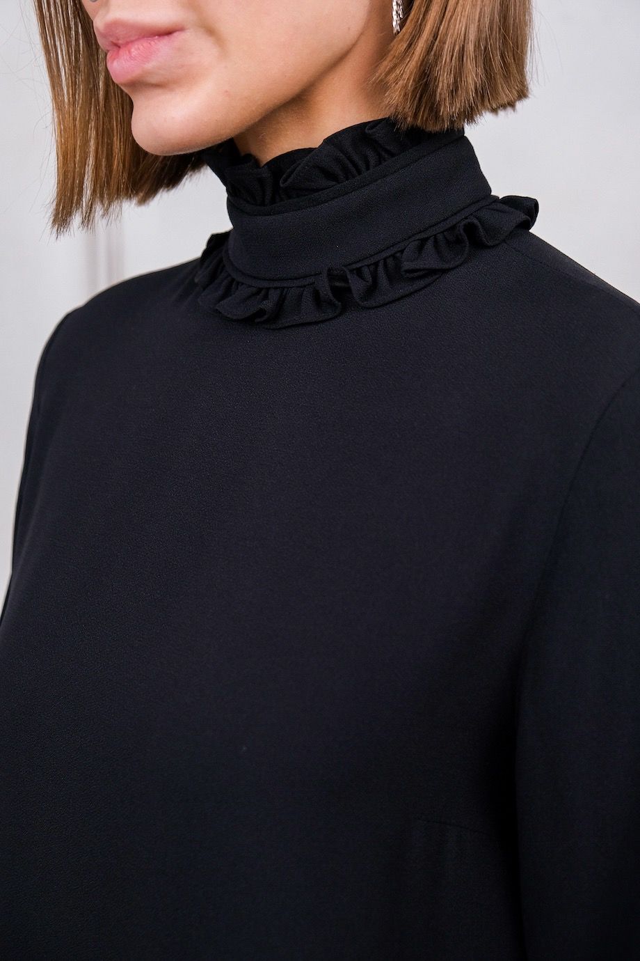 image 4 Платье черного цвета с оборками на манжетах и воротнике