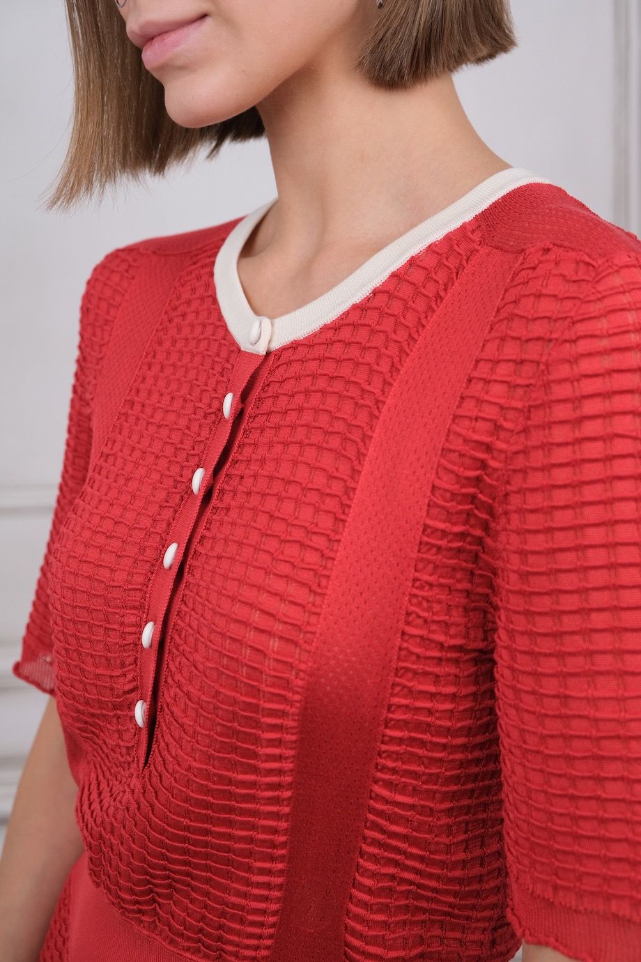 image 4 Трикотажное платье красного цвета с белыми пуговками