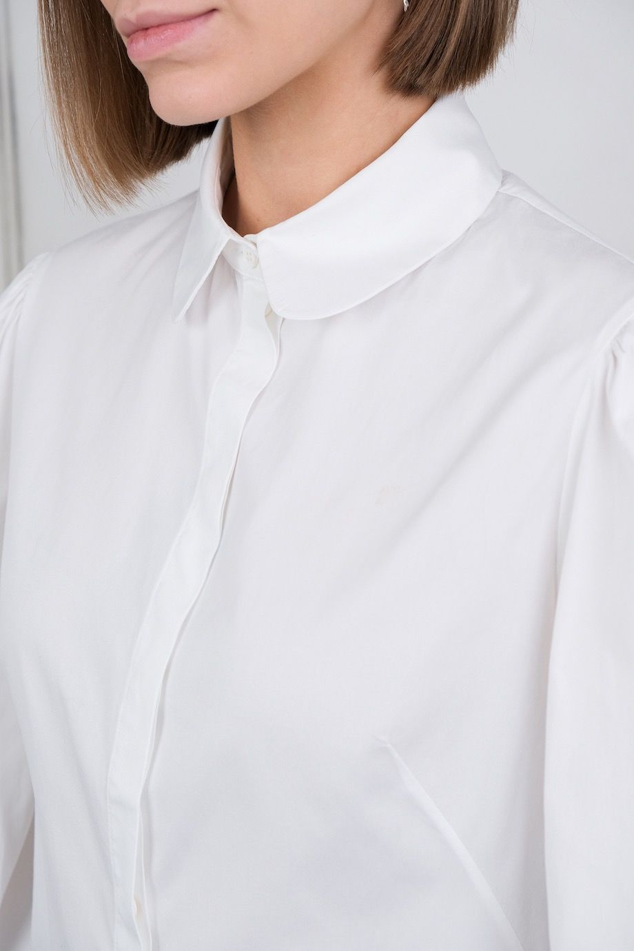 image 4 Рубашка белого цвета с объемными рукавами
