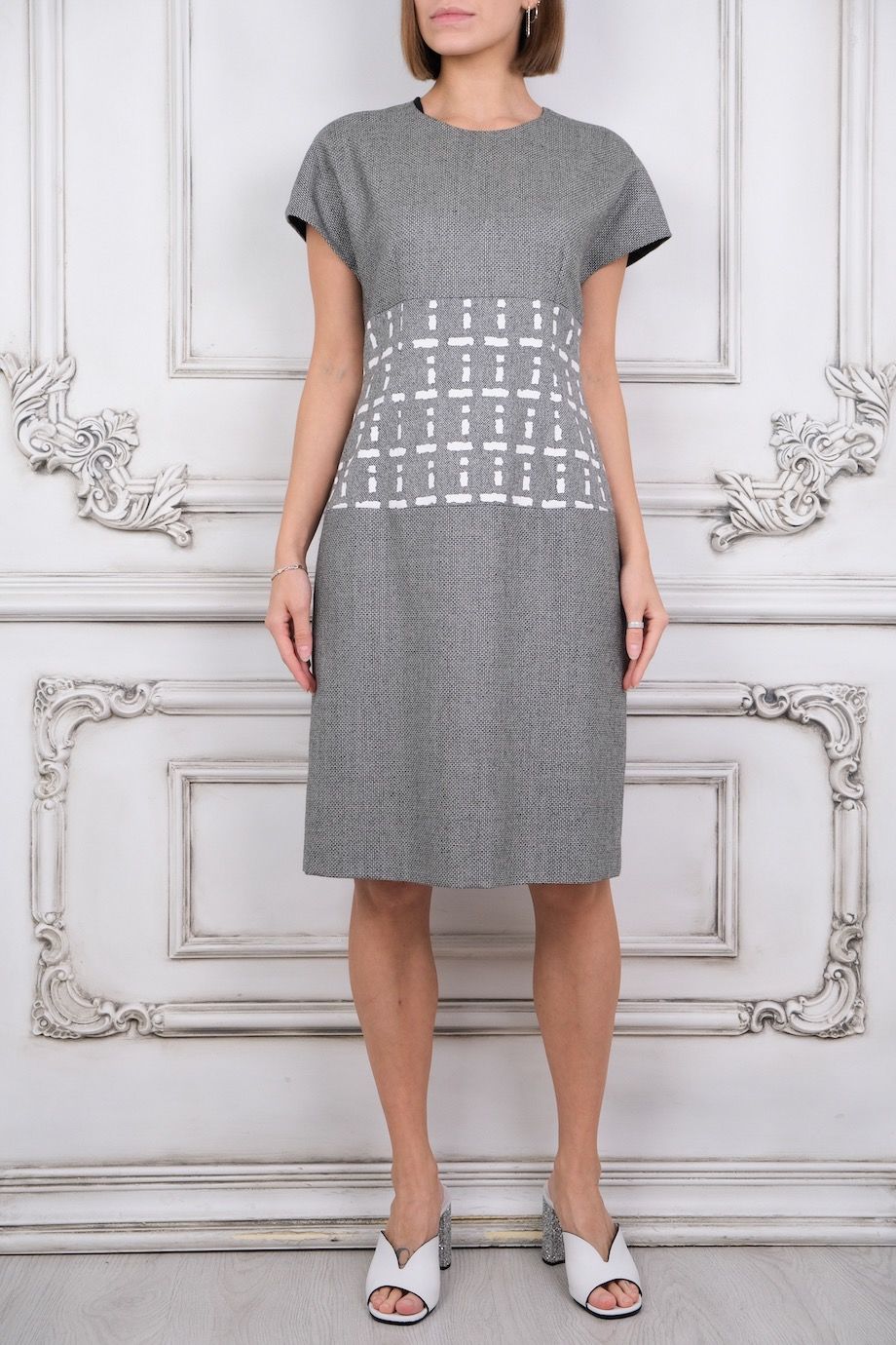 image 1 Комбинированное платье серого цвета с принтом