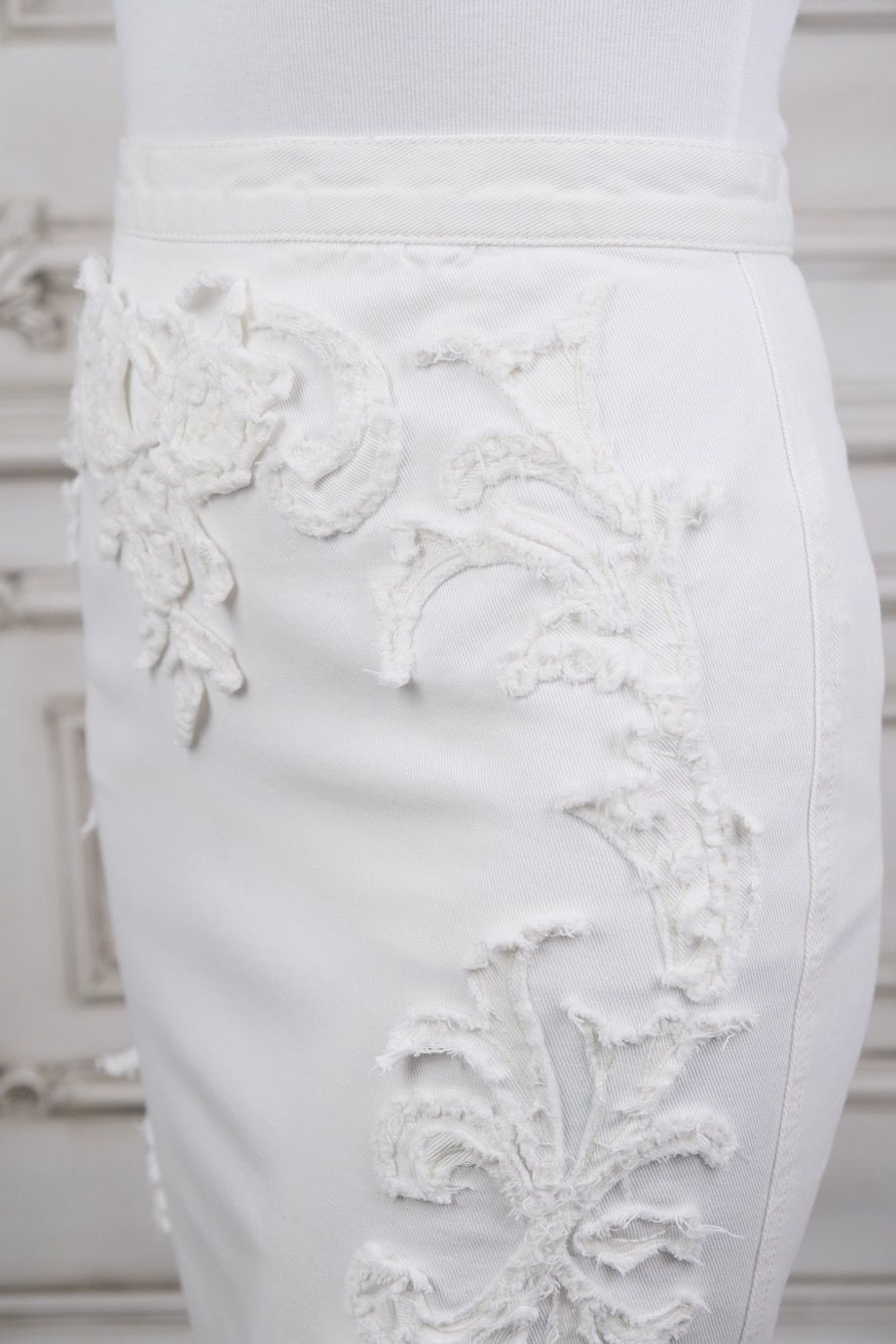 image 5 Джинсовая юбка белого цвета с аппликацией