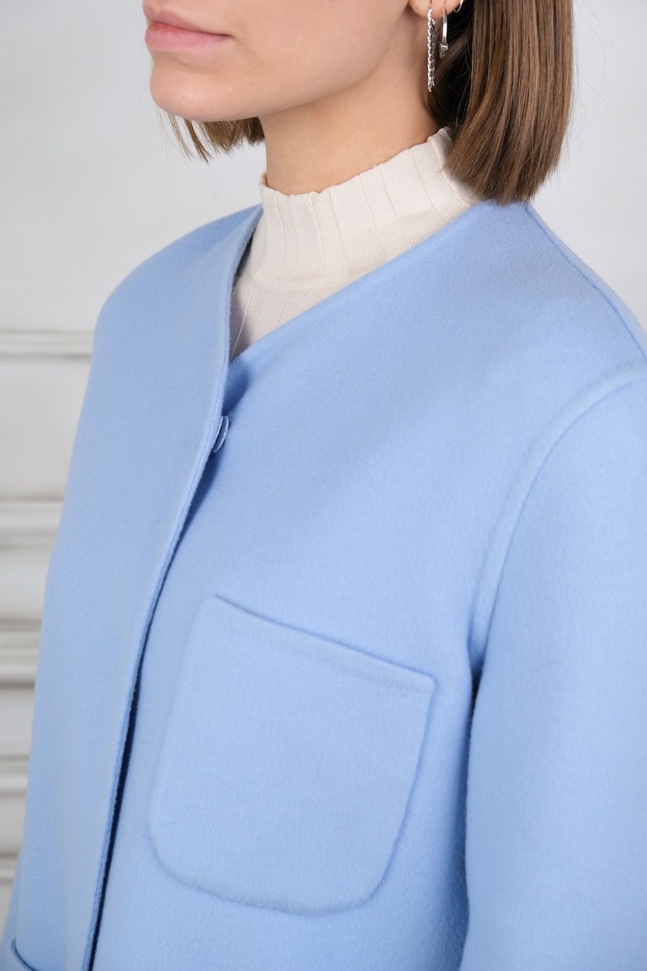 image 4 Пальто голубого цвета с разрезами по бокам
