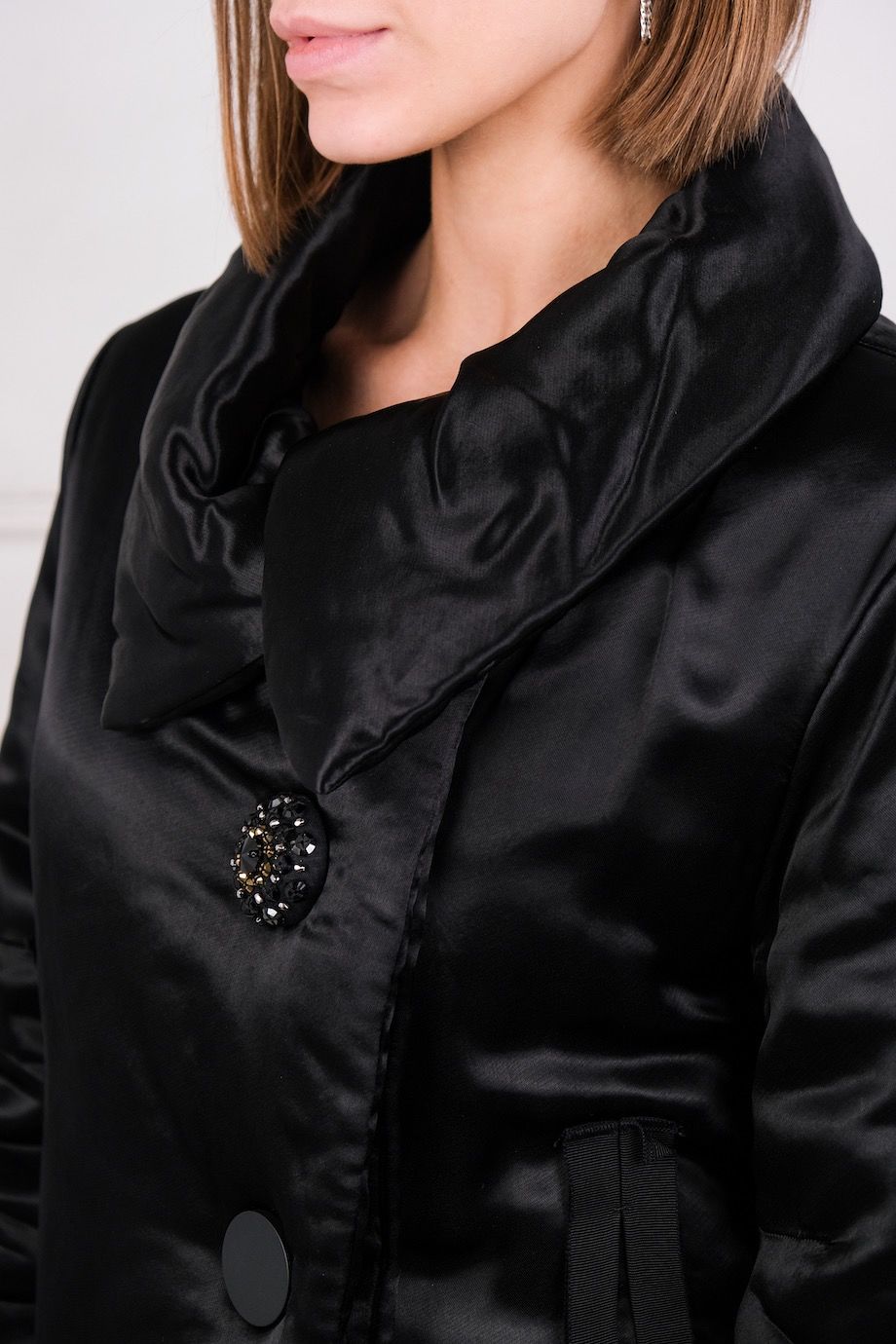 image 4 Атласная куртка черного цвета
