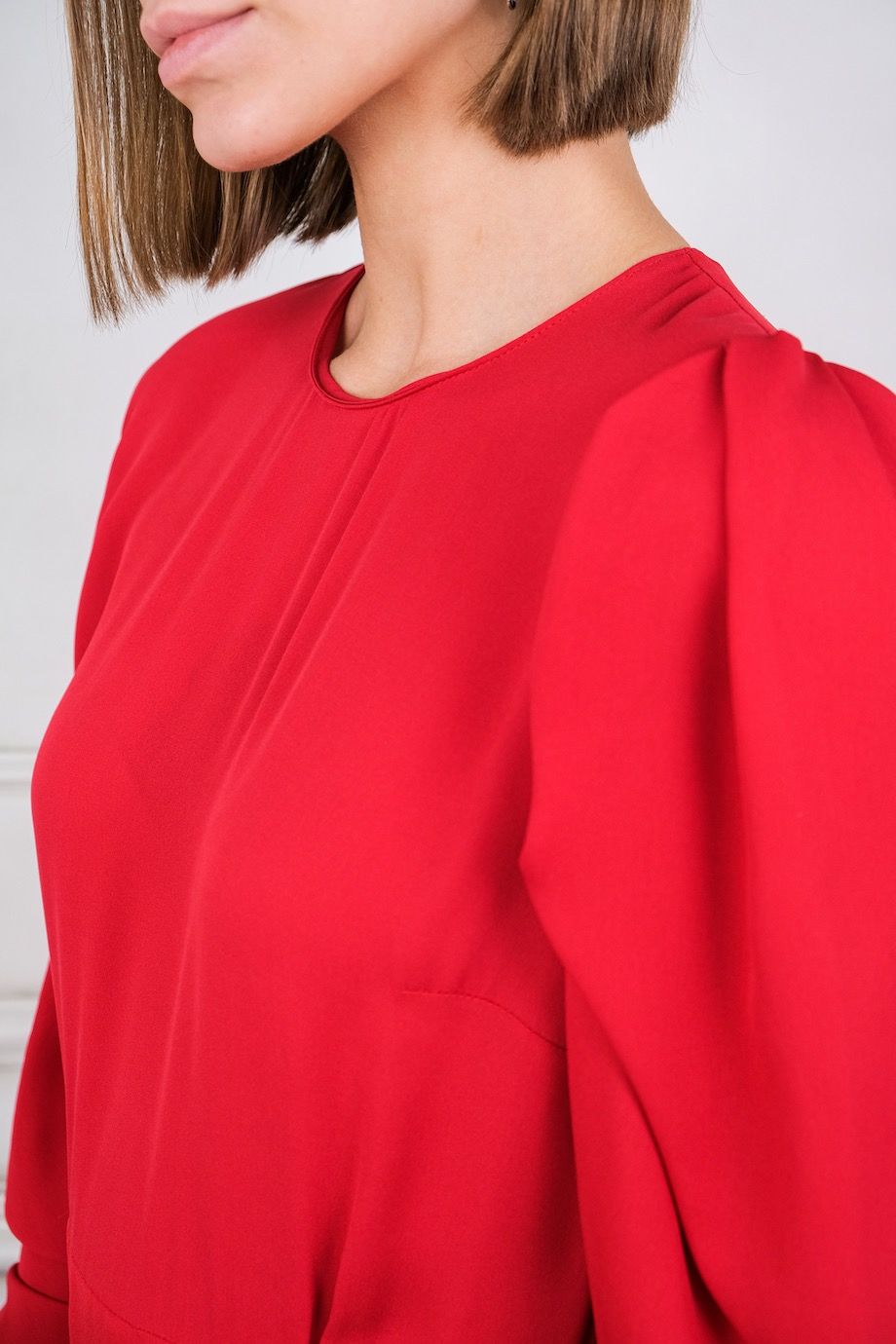 image 4 Платье красного цвета с асимметричной юбкой