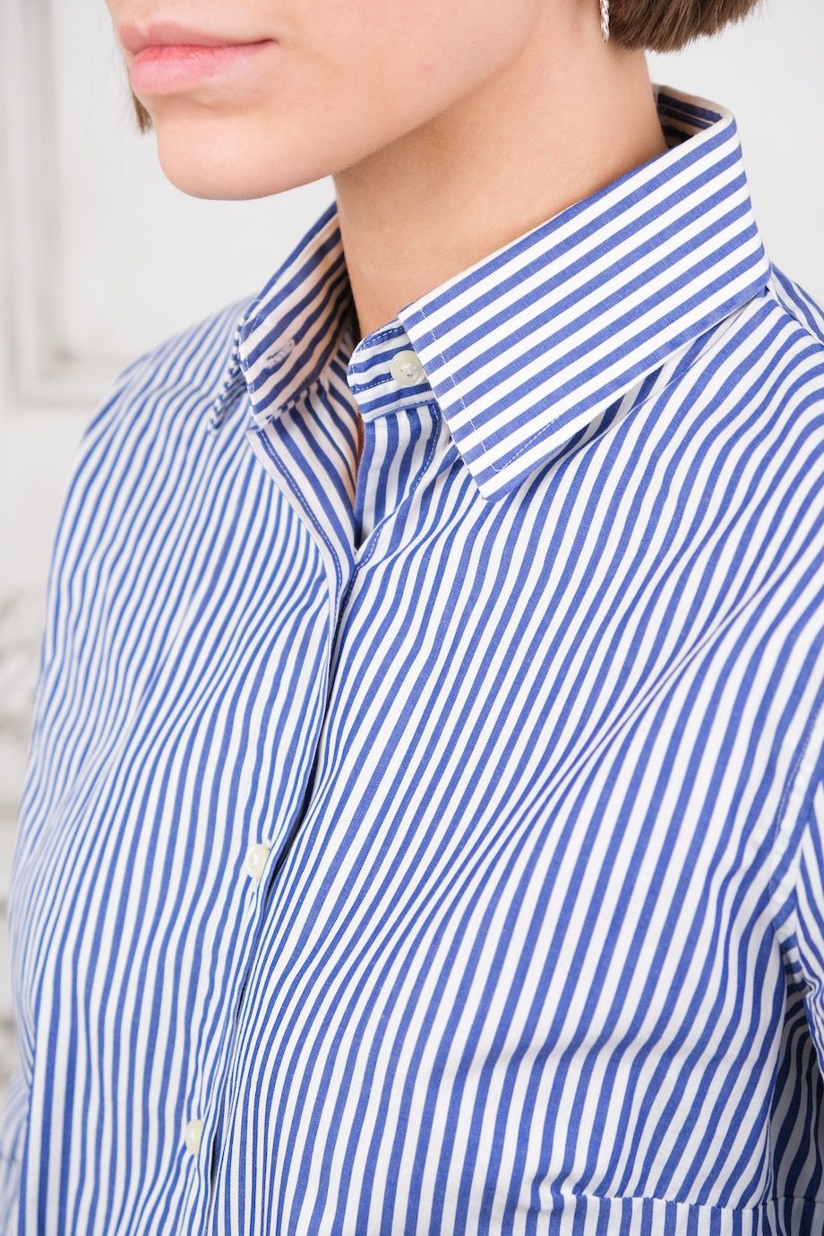 image 4 Рубашка в темно-синюю полоску с вышивкой