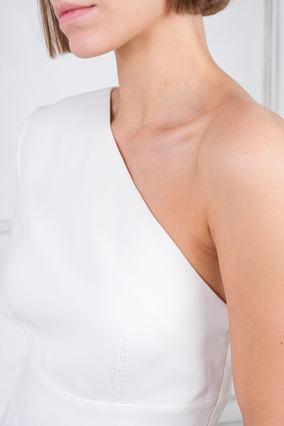 image 4 Платье белого цвета на одно плечо