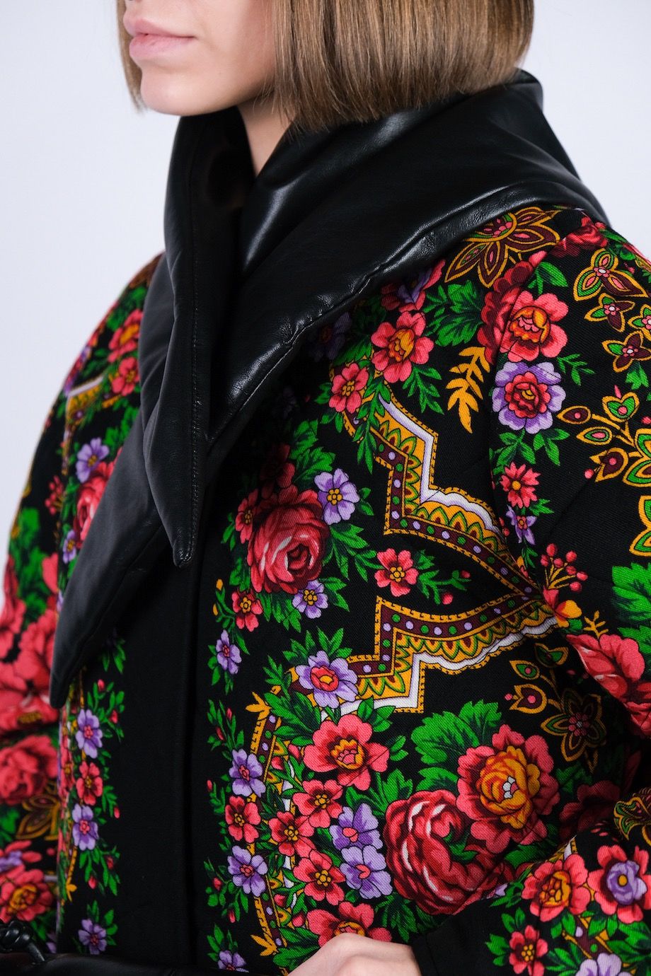image 6 Пальто чёрного цвета с цветочным принтом