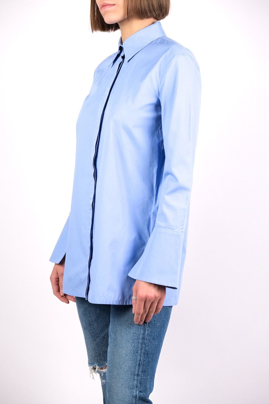 image 2 Рубашка голубого цвета с разрезами по бокам