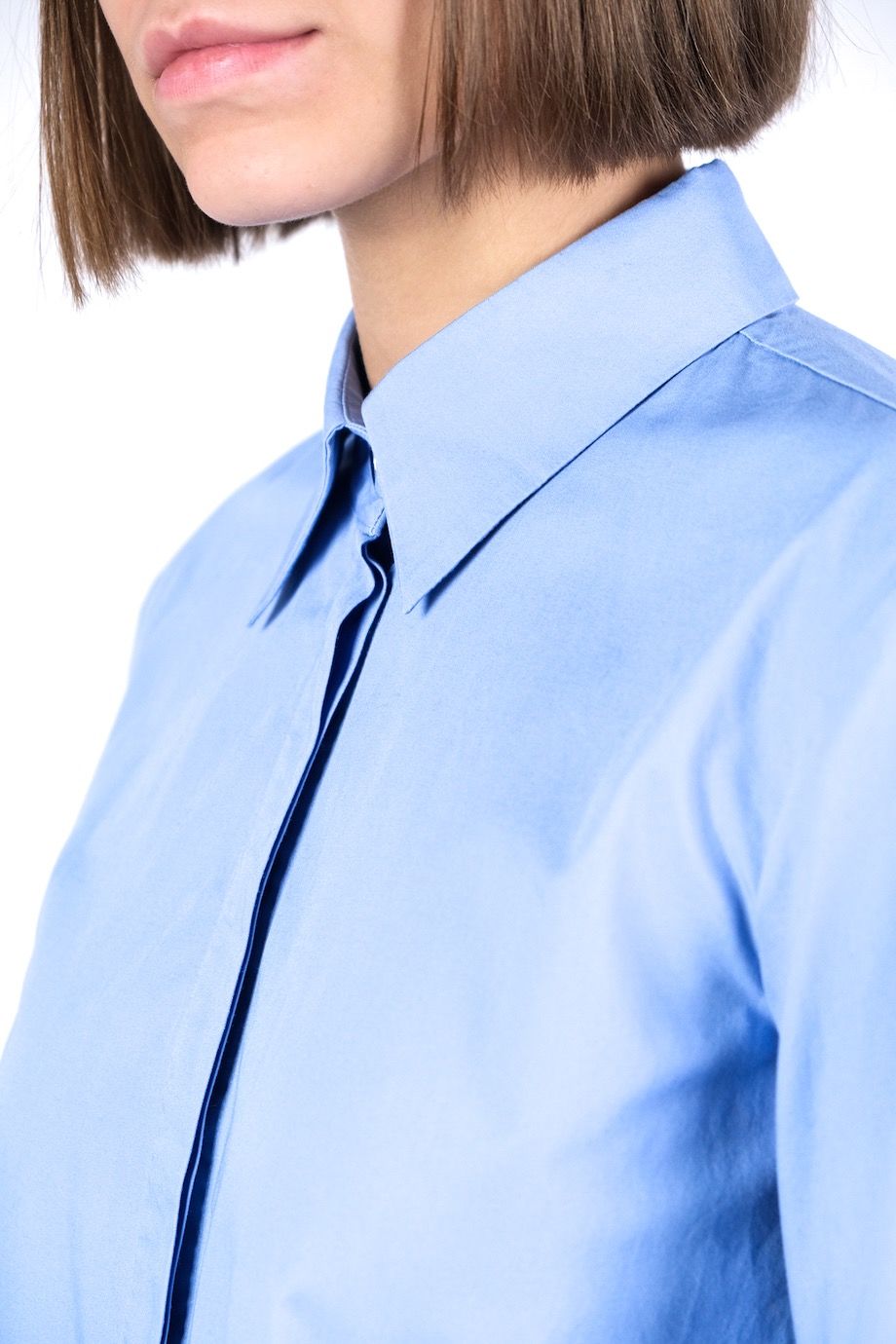 image 4 Рубашка голубого цвета с разрезами по бокам
