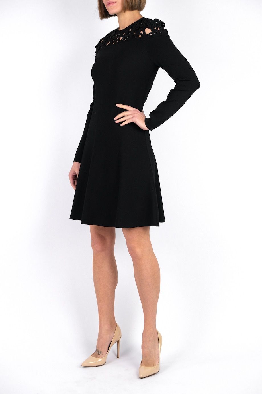 image 2 Трикотажное платье черного цвета с кружевом на плечах