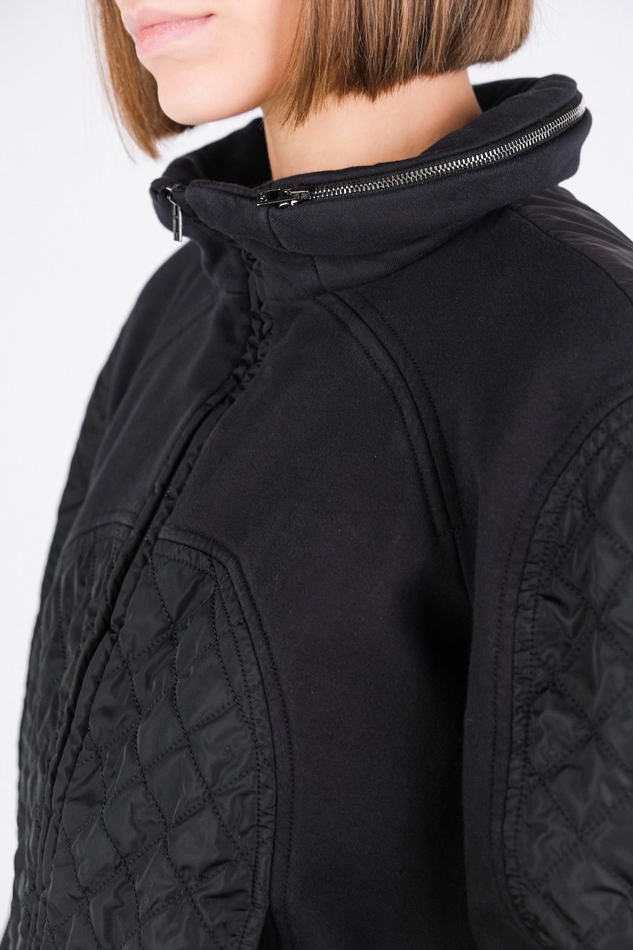 image 4 Куртка чёрного цвета с трикотажными вставками