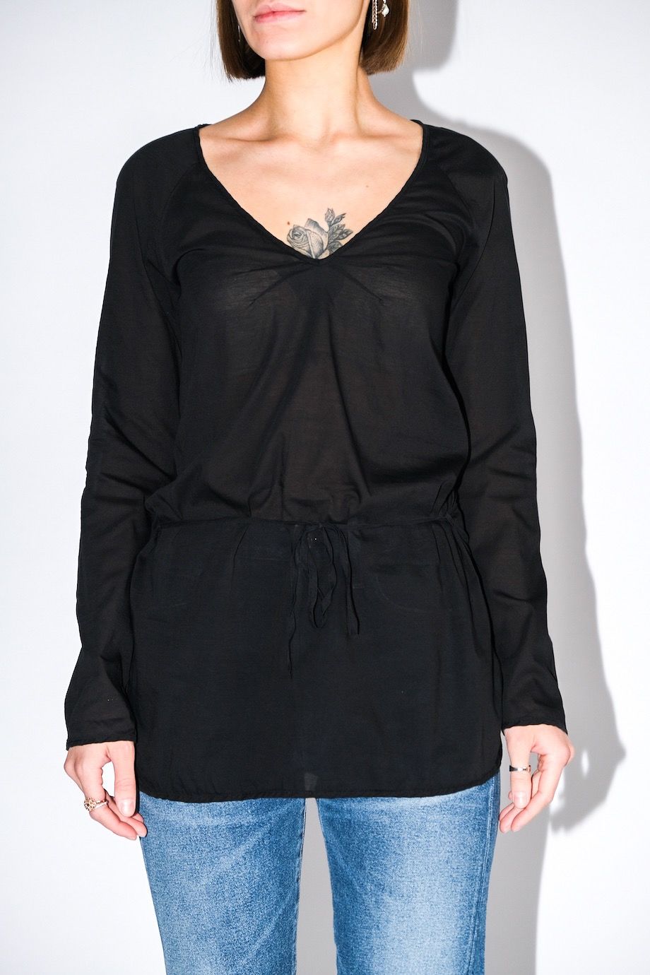 image 1 Блуза чёрного цвета с кушаком