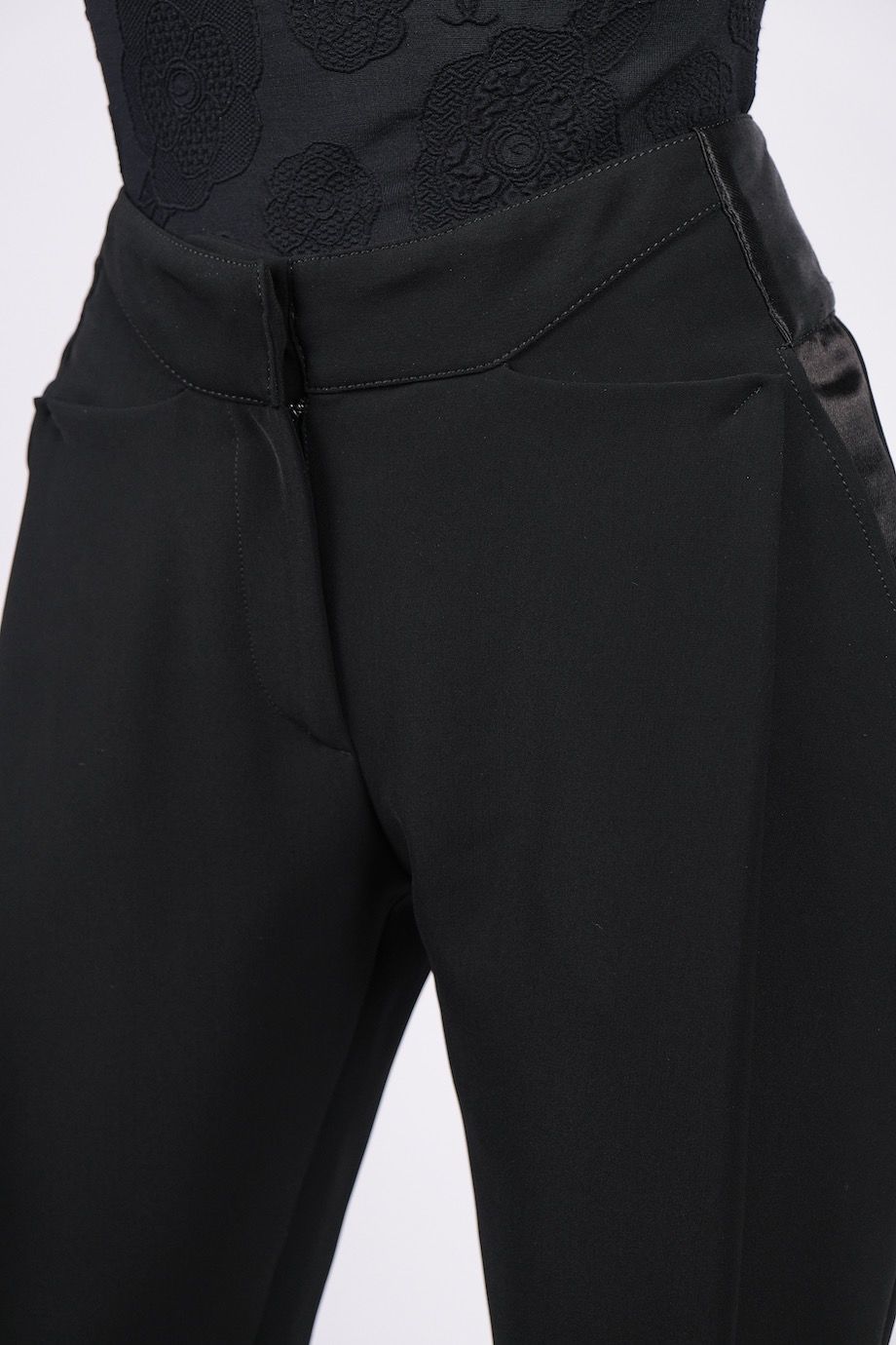 image 5 Зауженные брюки черного цвета