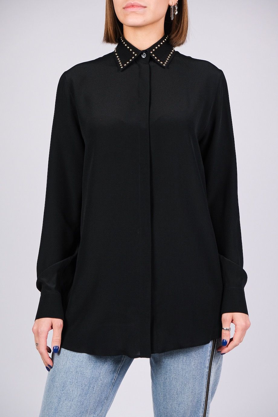 image 1 Блуза чёрного цвета с декором на воротнике