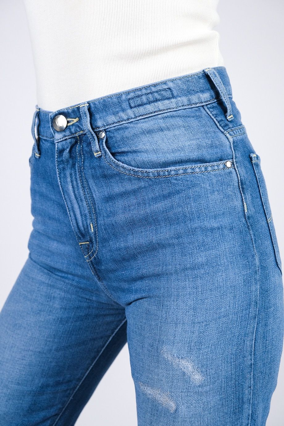 image 5 Укороченные джинсы