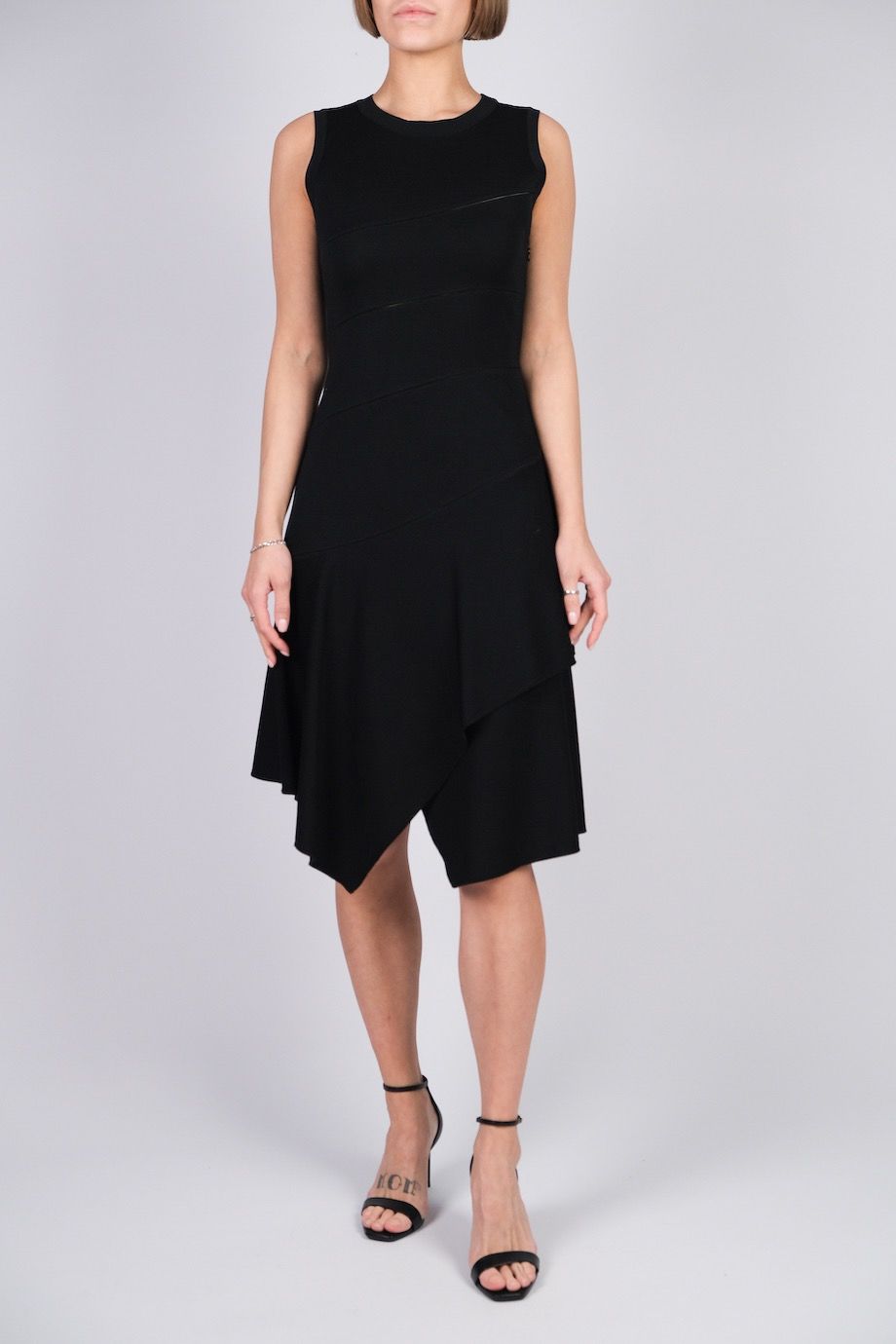 image 1 Платье черного цвета без рукавов ассиметричного кроя