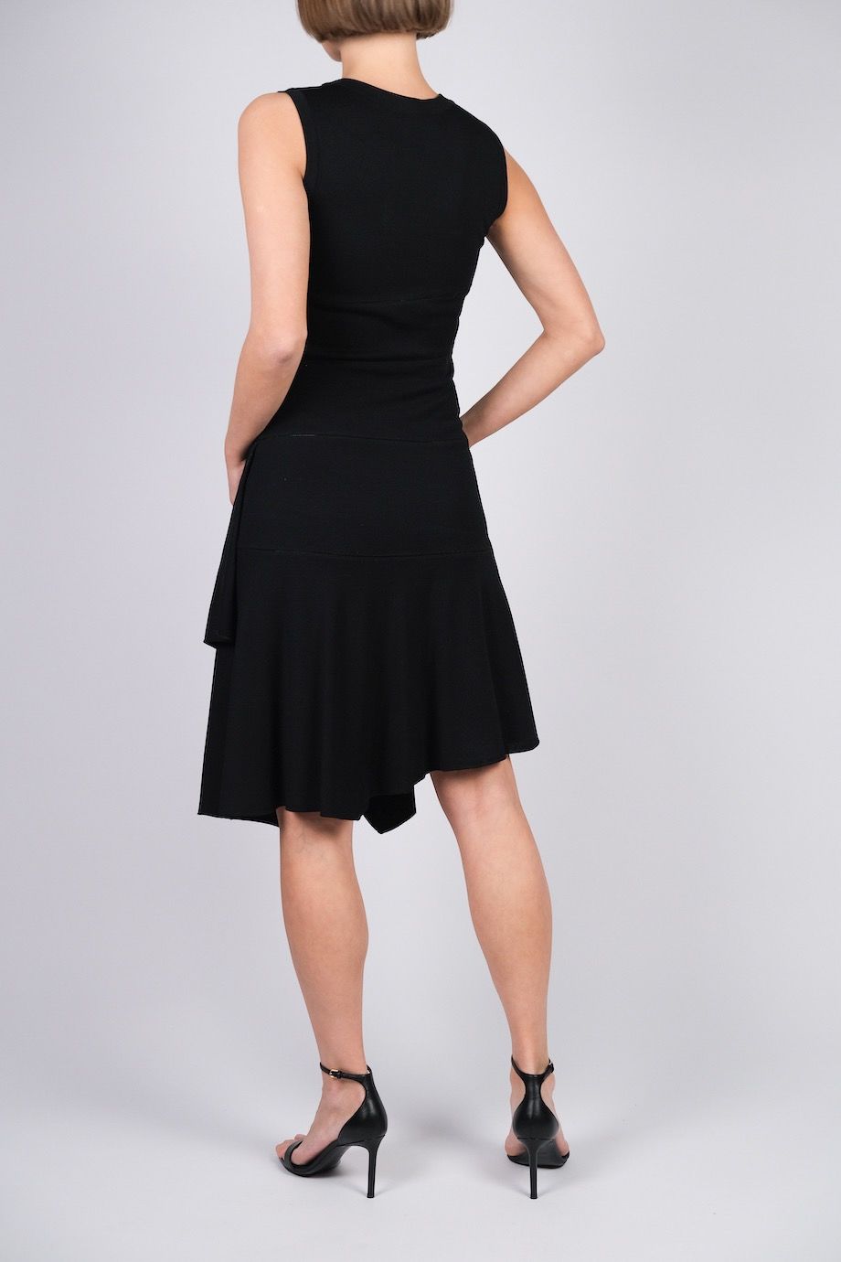 image 3 Платье черного цвета без рукавов ассиметричного кроя