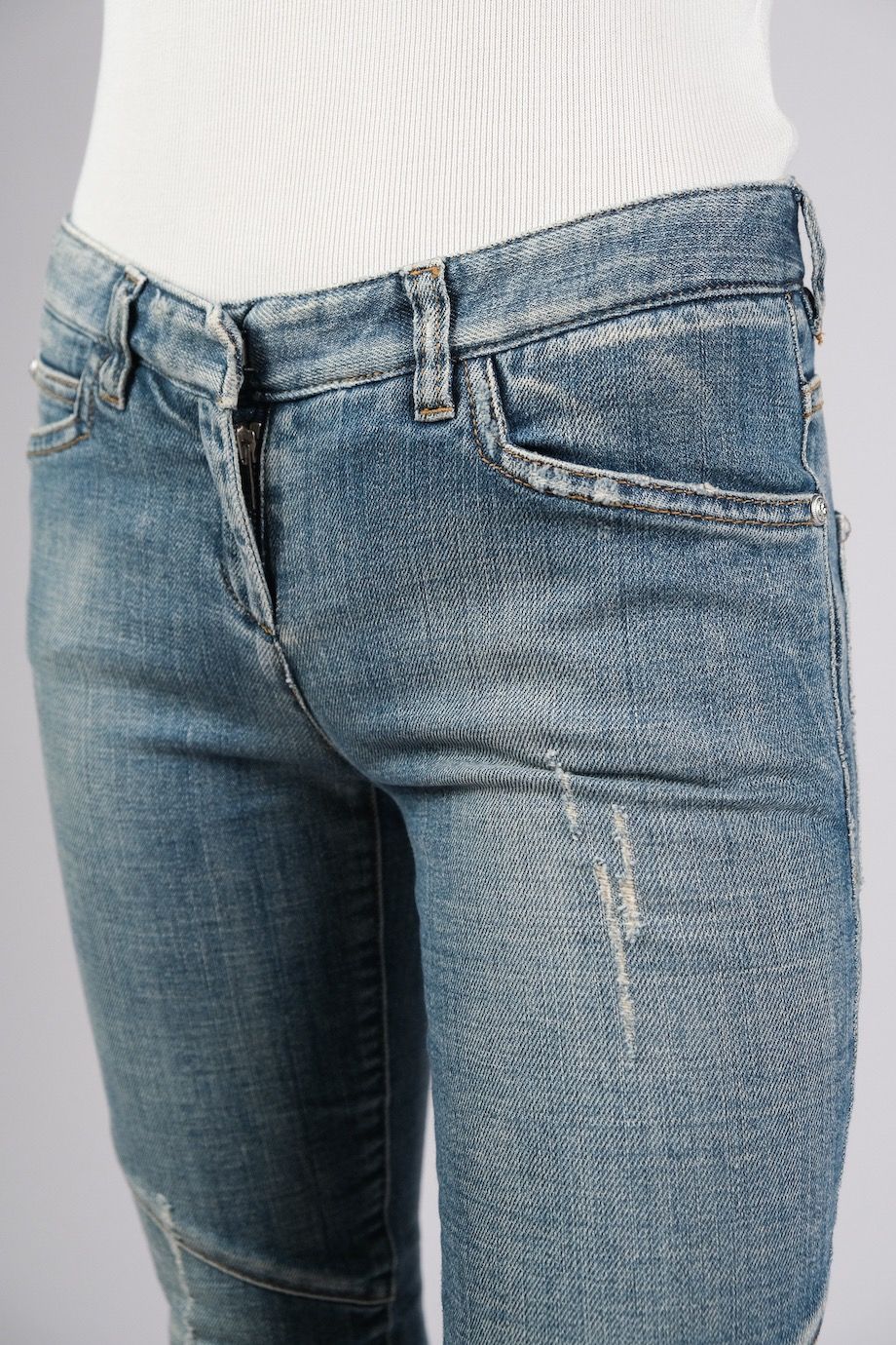 image 5 Зауженные джинсы голубого цвета с молниями