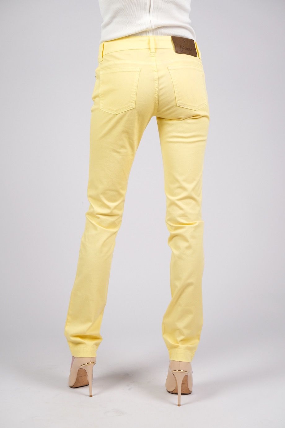 image 4 Зауженные джинсы желтого цвета