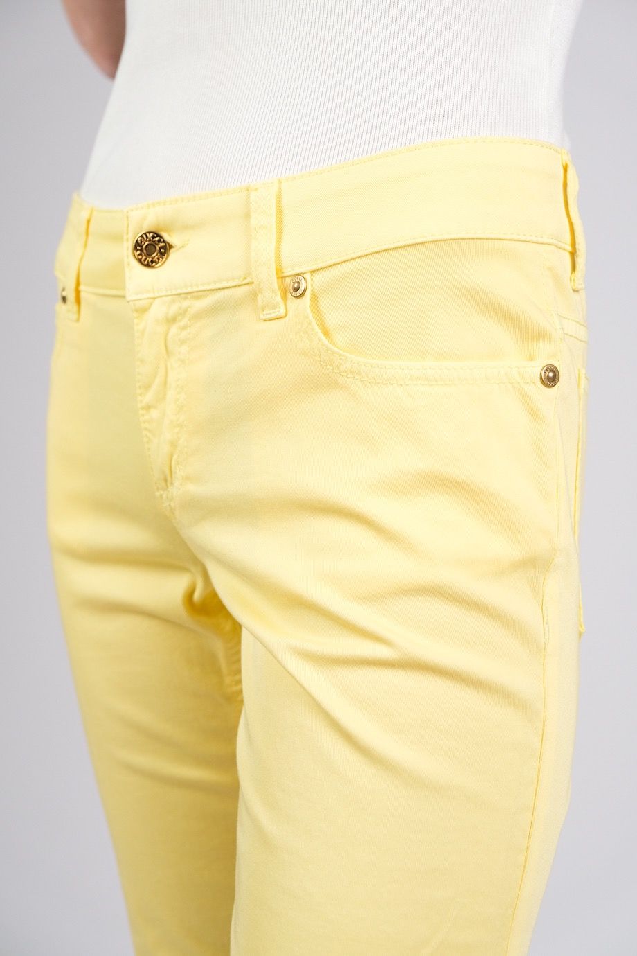 image 5 Зауженные джинсы желтого цвета