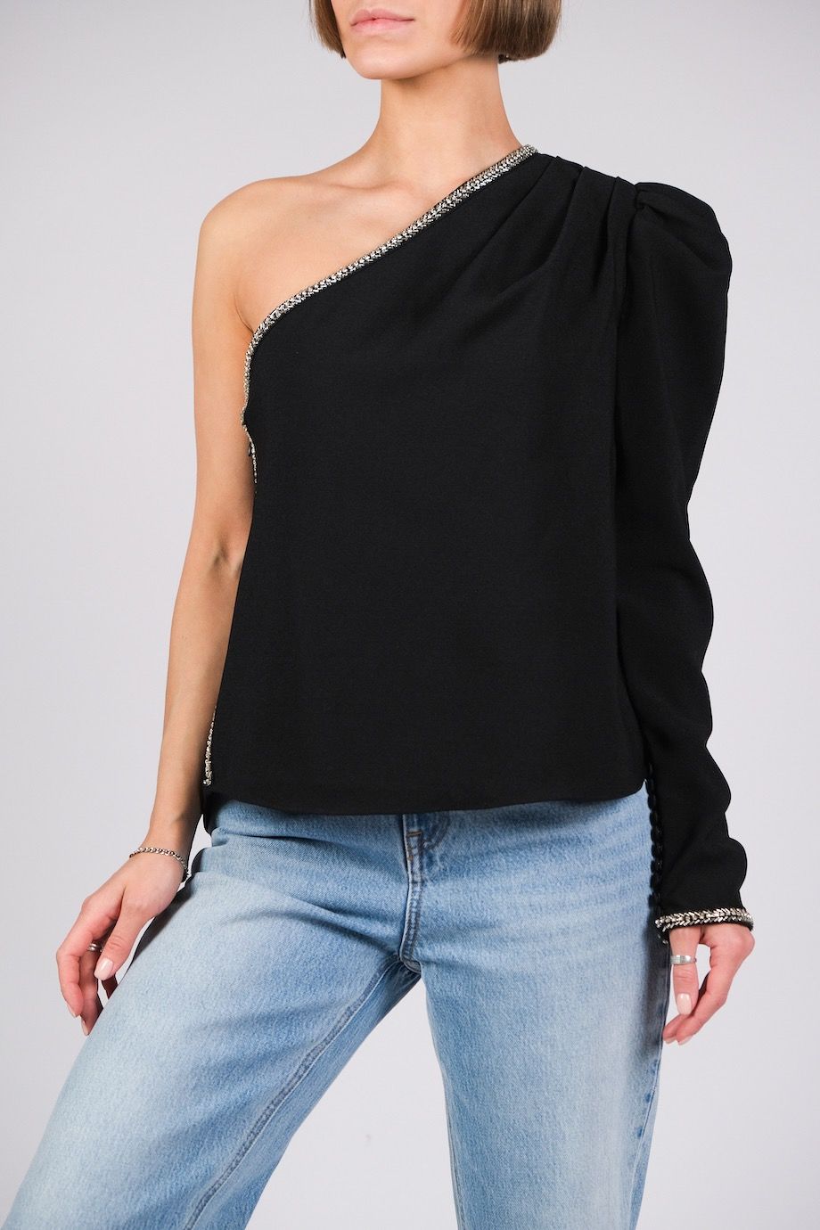 image 1 Блуза чёрного цвета на одно плечо с декором