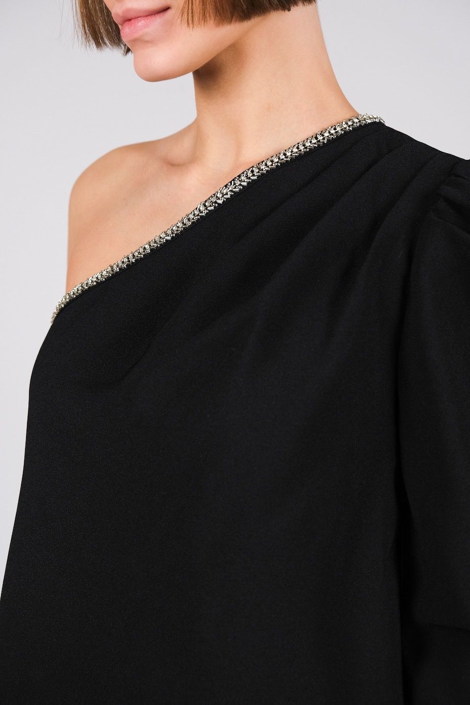 image 2 Блуза чёрного цвета на одно плечо с декором