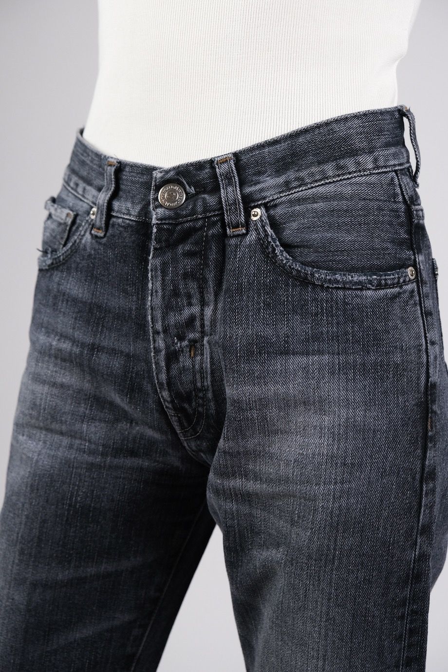 image 5 Укороченные джинсы серого цвета