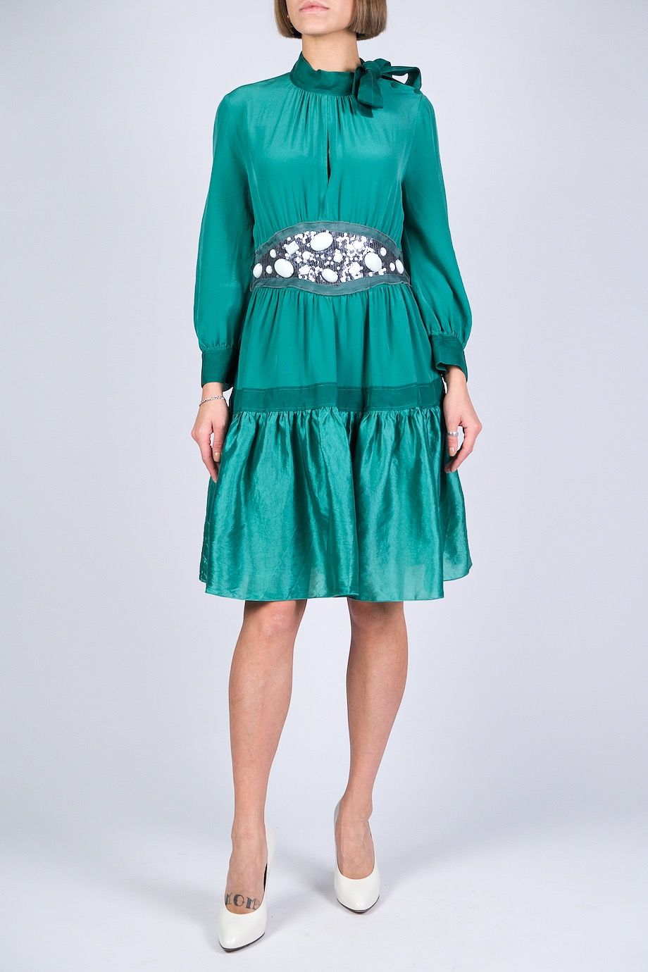 image 2 Платье изумрудного цвета с расшитым поясом