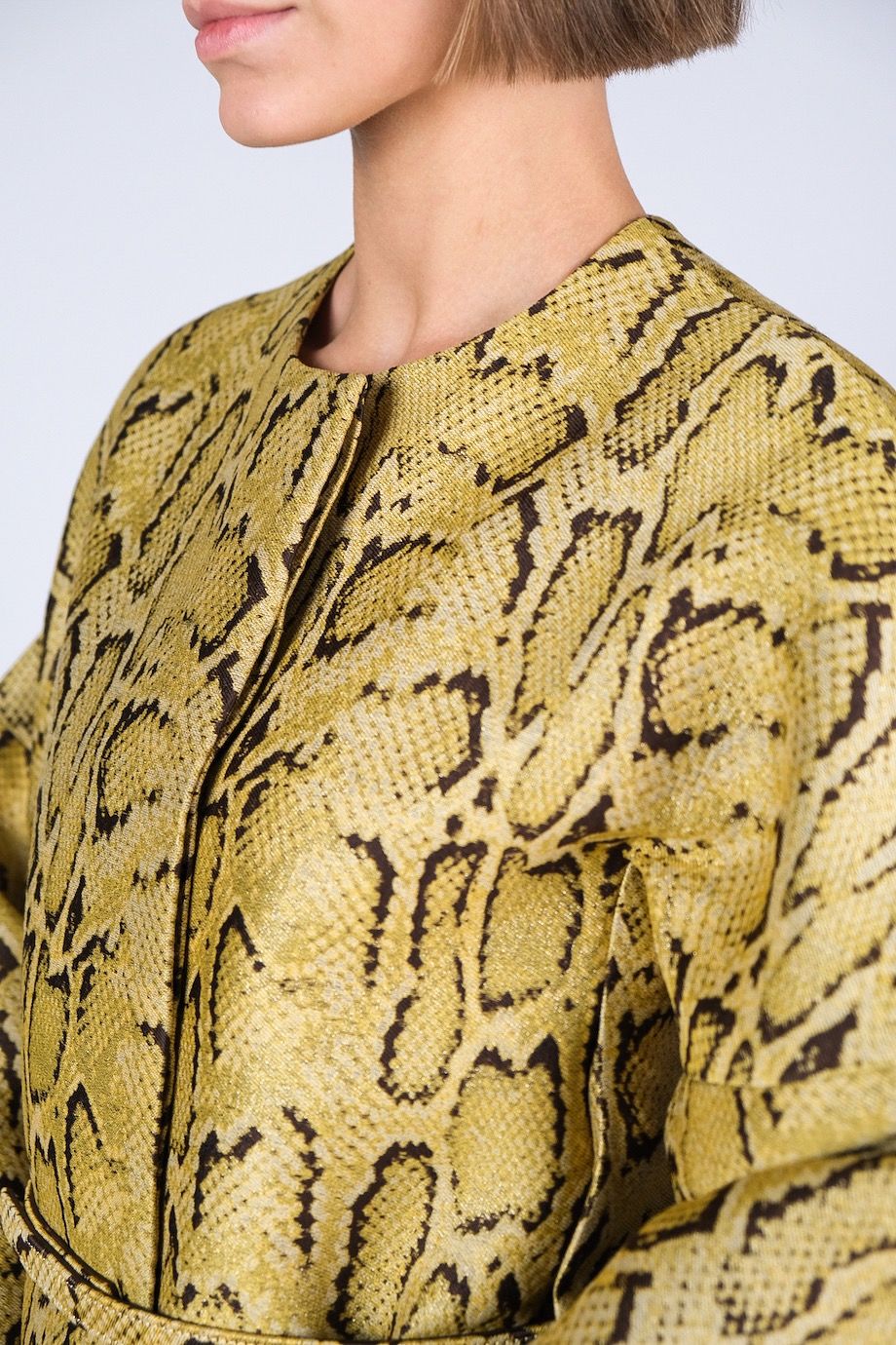 image 4 Пальто со змеиным принтом с поясом