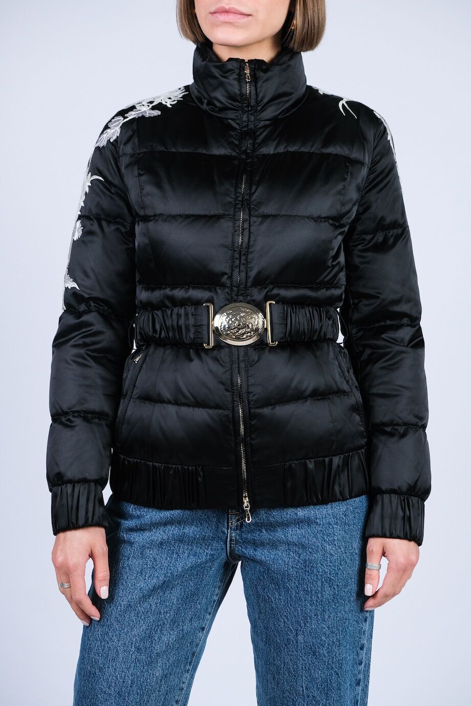 image 1 Куртка черного цвета с вышивкой и поясом