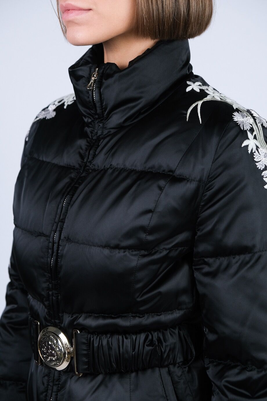 image 4 Куртка черного цвета с вышивкой и поясом