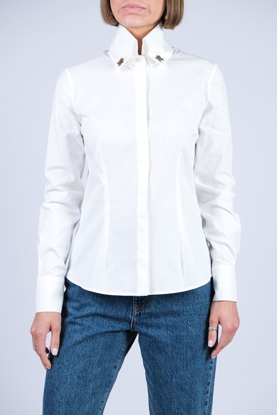 image 1 Рубашка белого цвета с вышивкой на воротнике