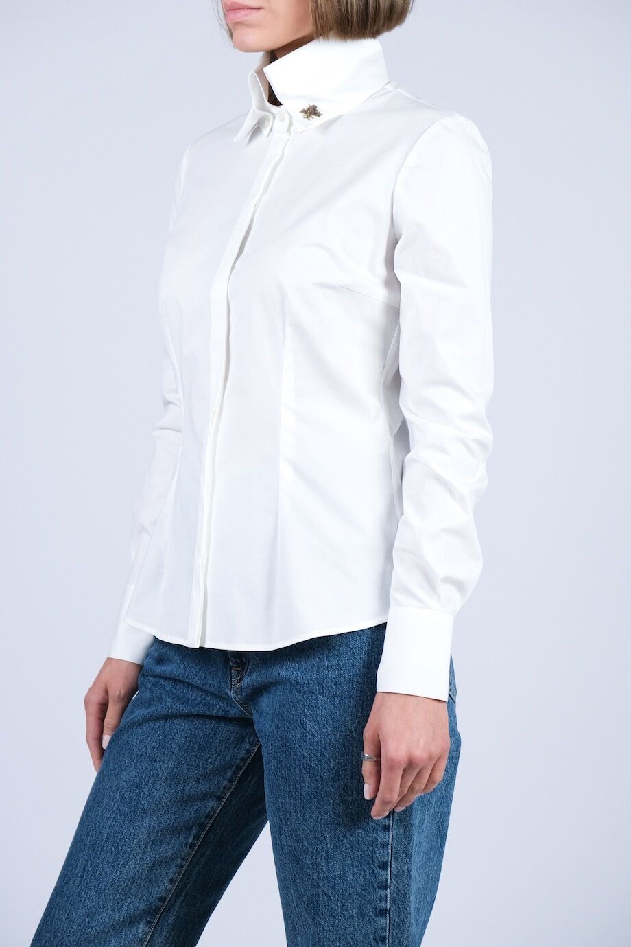 image 2 Рубашка белого цвета с вышивкой на воротнике