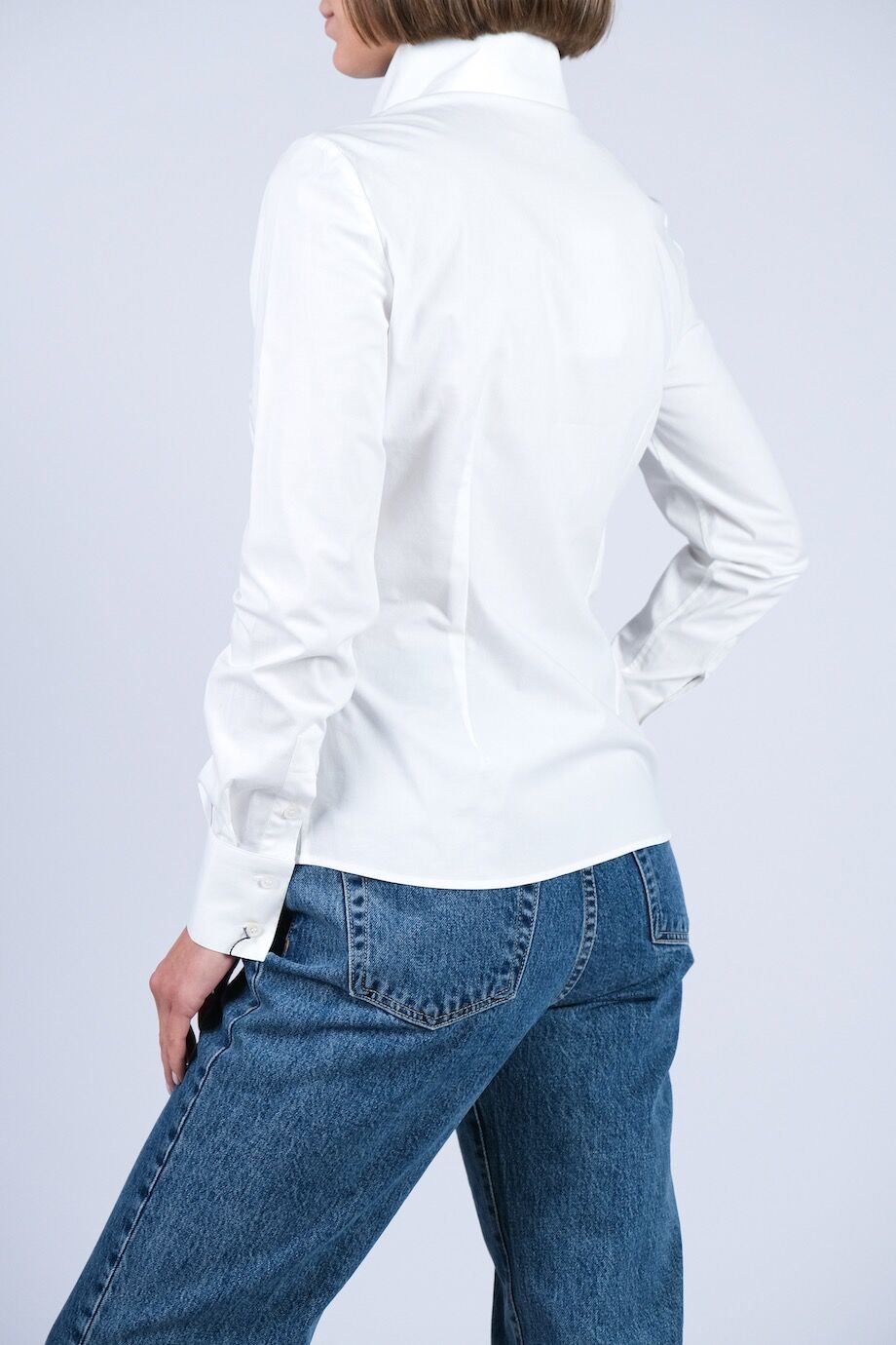 image 3 Рубашка белого цвета с вышивкой на воротнике